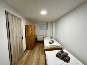 Spalnica z dvema ločenima ležiščema v apartmaju Center Ljutomer za 4 osebe